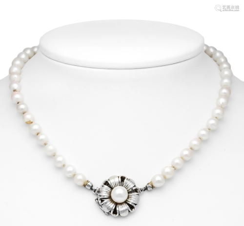 Pearl necklace with box clasp