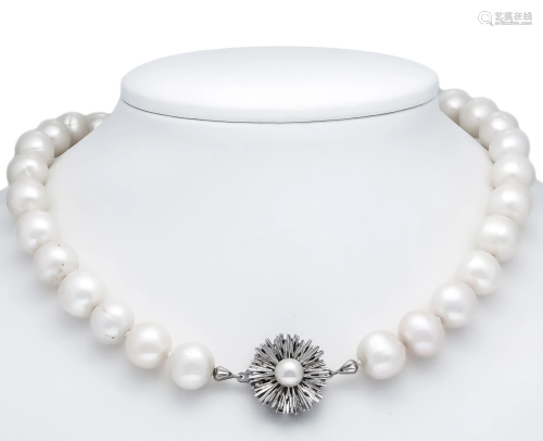 Cultured pearl necklace with p