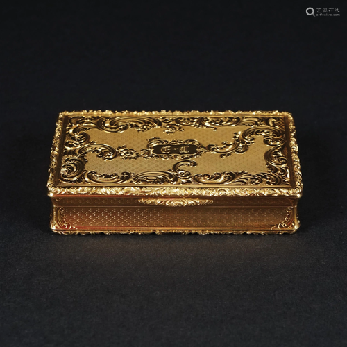 A French chiseled and engraved 18kt. gold snuff box