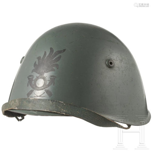 A steel helmet M 33 of the Guardia di Finanza