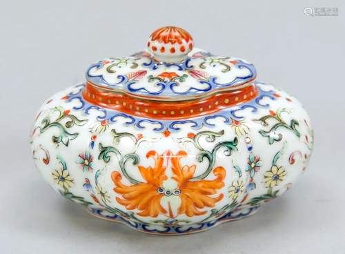 Famille Rose lidded snuff box,