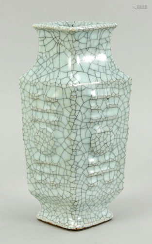 Diamond-shaped Guan Type vase