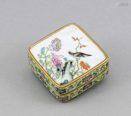 Square famille-rose lidded box