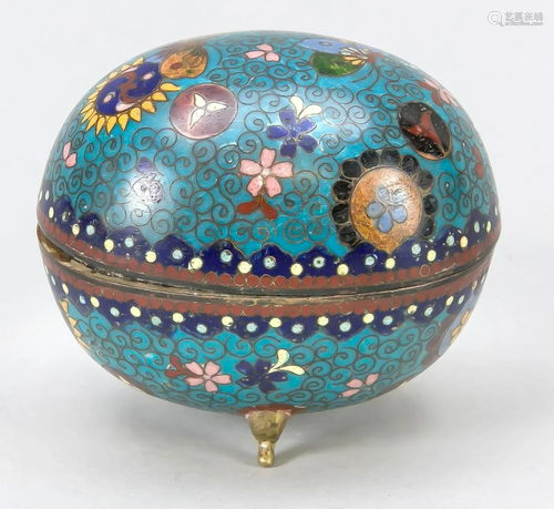 CloisonnÃ© lidded box in egg sh