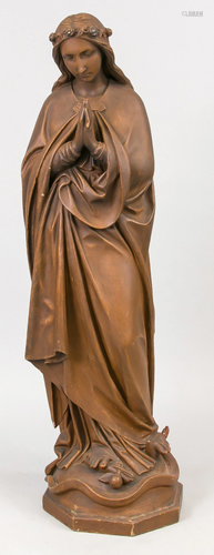 Large sculpture of the Madonna