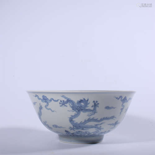 Chenghua blue and white dragon bowl in Ming Dynasty