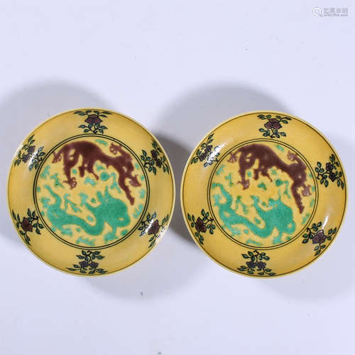 A pair of Su tricolor dragon pattern plates in Qianlong peri...