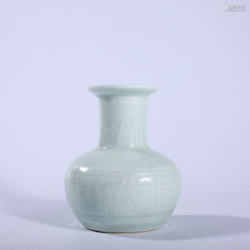 Qing Dynasty Yongzheng green glaze bottle