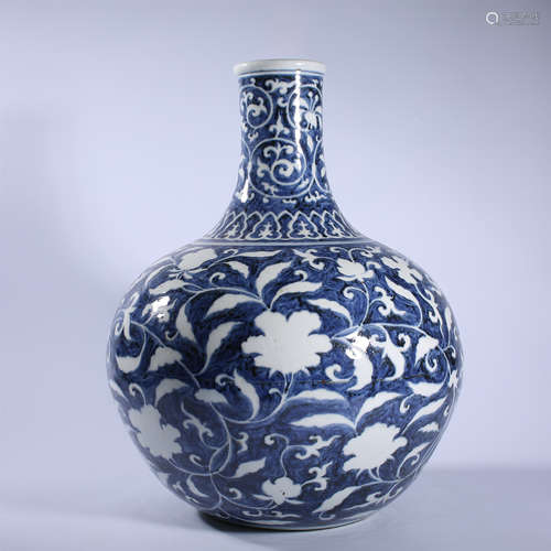 Blue and white vase with flower pattern in the Ming Dynasty