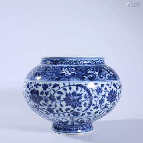 Blue and white vase with lotus pattern in Ming Dynasty