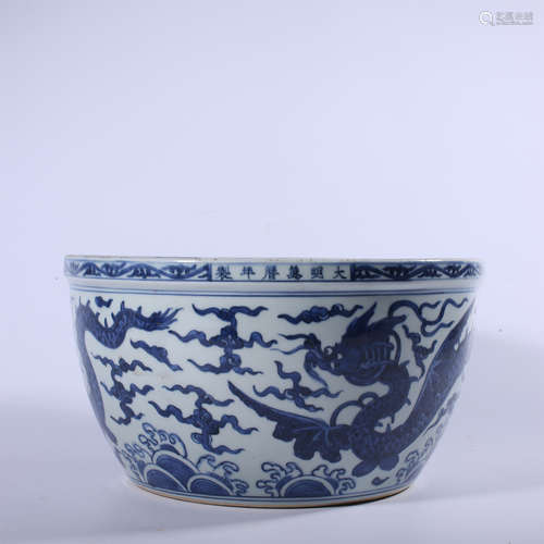 Wanli blue and white dragon shaped VAT in Ming Dynasty