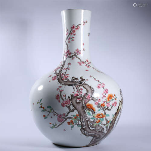 Qing Dynasty Qianlong pastel vase with flower and bird patte...