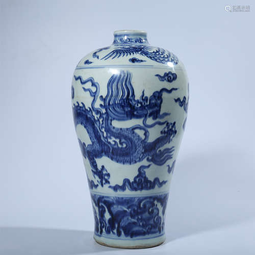 Blue and white plum vase with dragon pattern in Ming Dynasty