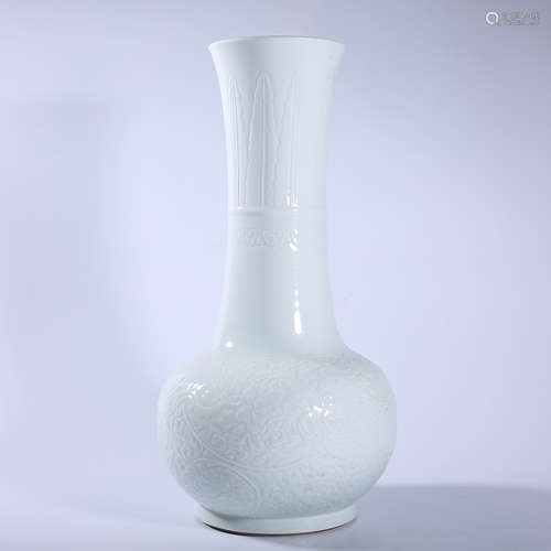 White glaze relief bottle of Qing Dynasty