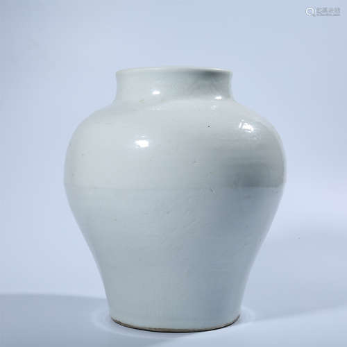 White glazed jar in Ming Dynasty