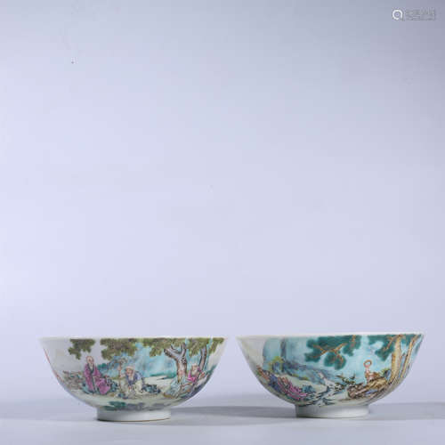 A pair of decorative bowls of Jiaqing pastel figures in Qing...