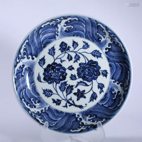 Xuande blue and white lotus pattern plate in Ming Dynasty