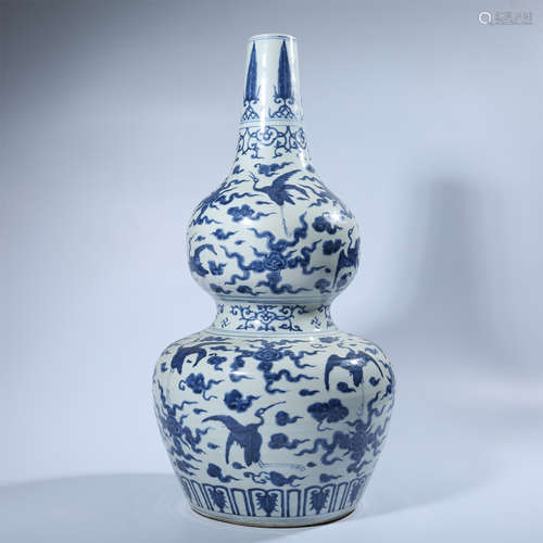 Blue and white gourd bottle with flower and bird pattern in ...