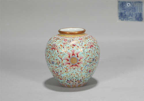 A FAMILLE ROSE GREEN GLAZED PORCELAIN JAR