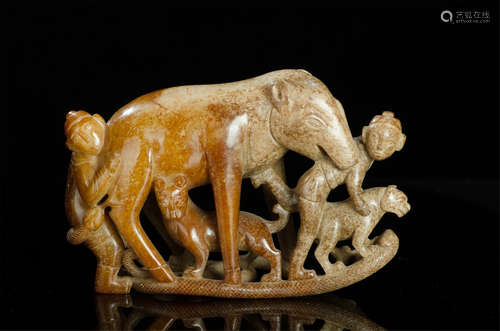 A CARVED JADE FIGURINE OF HUNTING SCENE