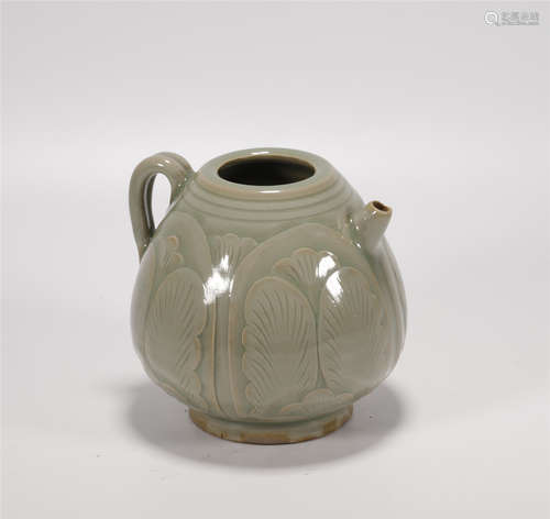 A YAO ZHOU YAO CARVED PORCELAIN WATER DROPPER