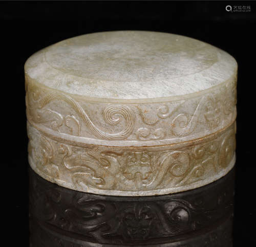 A WHITE JADE LIDDED BOX