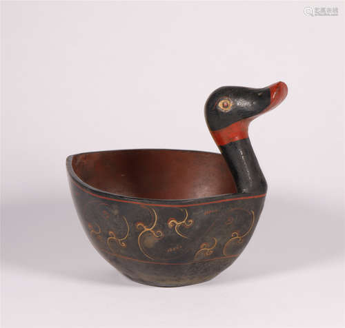 A DUCK SHAPE DESIGN LACQUER WOOD CUP