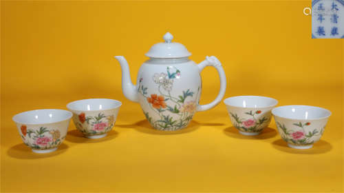 A SET OF FAMILLE ROSE GLAZE PORCELAIN TEAPOT AND CUPS