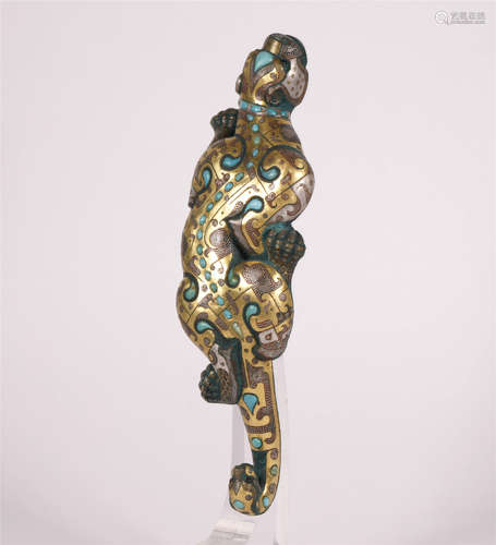 A TIGER SHAPED BRONZE BELT HOOK