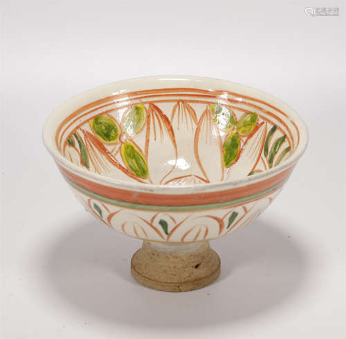 A CUP PAINTED WITH RED AND GREEN FLORAL MOTIF DESIGN