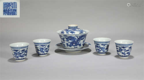 A SET OF BLUE-AND-WHITE PORCELAIN TEA CUPS