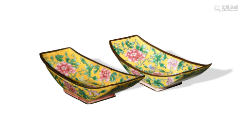 Pair of Chinese Enameled Tea Plates, 19th Century
