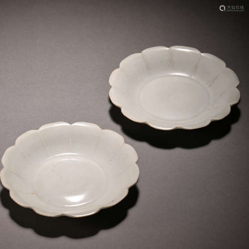 A PAIR OF CHINESE HUTIAN WARE SMALL PLATES, SOUTHERN SONG DY...