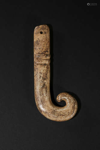 CHI KU PAI JADE HOOK, HONGSHAN CULTURE, NEOLITHIC