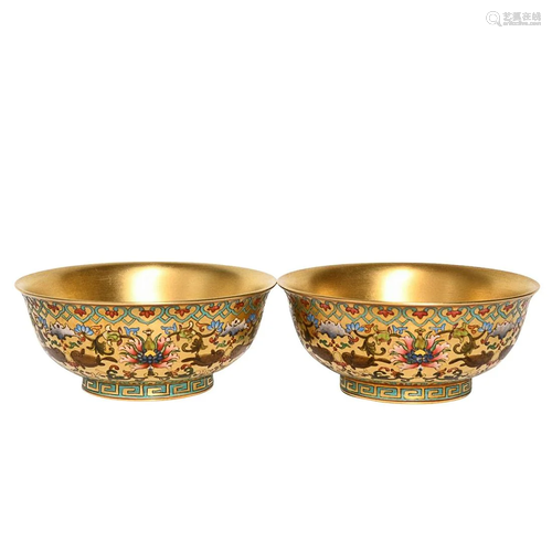 GOLD GROUND FAMILLE ROSE 'FLORAL' BOWL