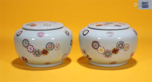 A pair of Jiaqing pink ball flower cover boxes in Qing Dynas...