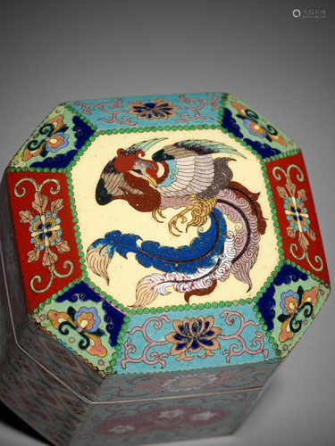 NAMIKAWA YASUYUKI: A MINIATURE CLOISONNE BOX