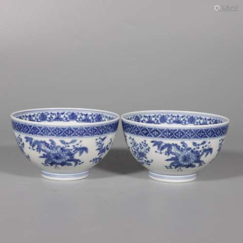 A Pair of Blue -and- white Flower Pattern Bowl of the Qing G...