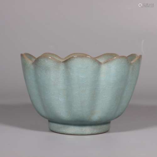 Ru Porcelain Bowl with a Fancy Top