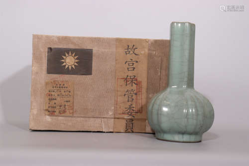 Guan Kiln Vase of the Song Dynasty