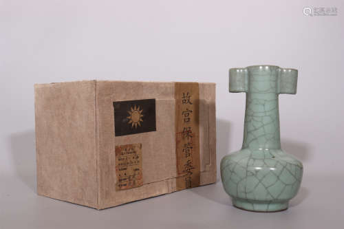 Guan Kiln Vase with Pierced Handles of the Song Dynasty