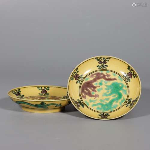 A Pair of Tricolor  Plate with the Pattern of Double Dragon ...