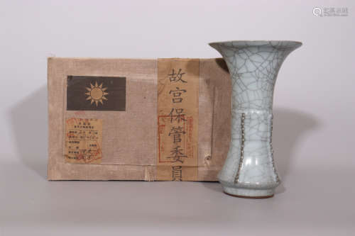 Guan Kiln Flower Vase of the Song Dynasty