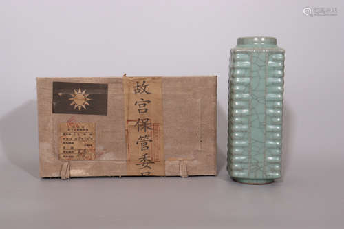 Guan Kiln Cong Bottle of the Song Dynasty