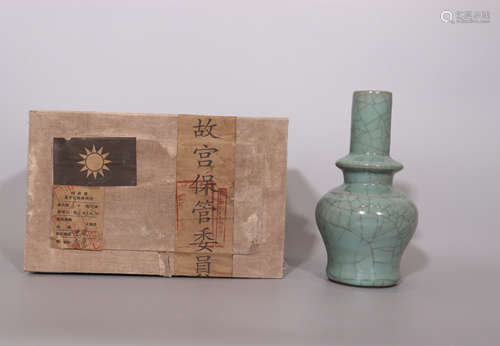 Guan Kiln Vase of the Song Dynasty