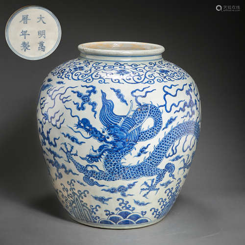 LARGE CHINESE  BLUE AND WHITE DRAGON PATTERN JAR, WANLI PERI...