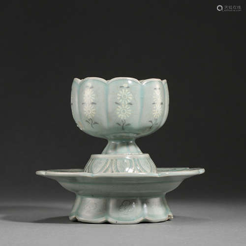 A SET OF ANCIENT KOREAN CELADON CUP AND PLATE