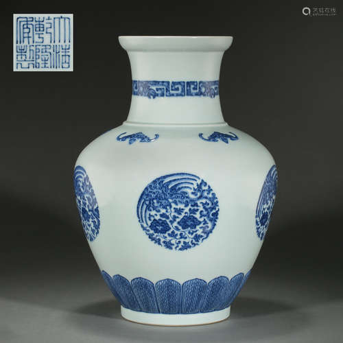 CHINESE BLUE AND WHITE PORCELAIN VASE, QIANLONG PERIOD, QING...