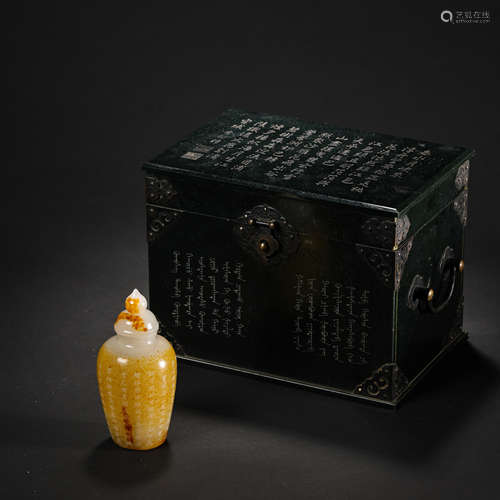 CHINESE BLACK JADE BOX AND A HETIAN JADE VASE, QIANLONG PERI...