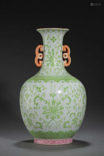 A GREEN DOUBLE EARED LONG NECKED VASE, QIANLONG PERIOD , CHI...